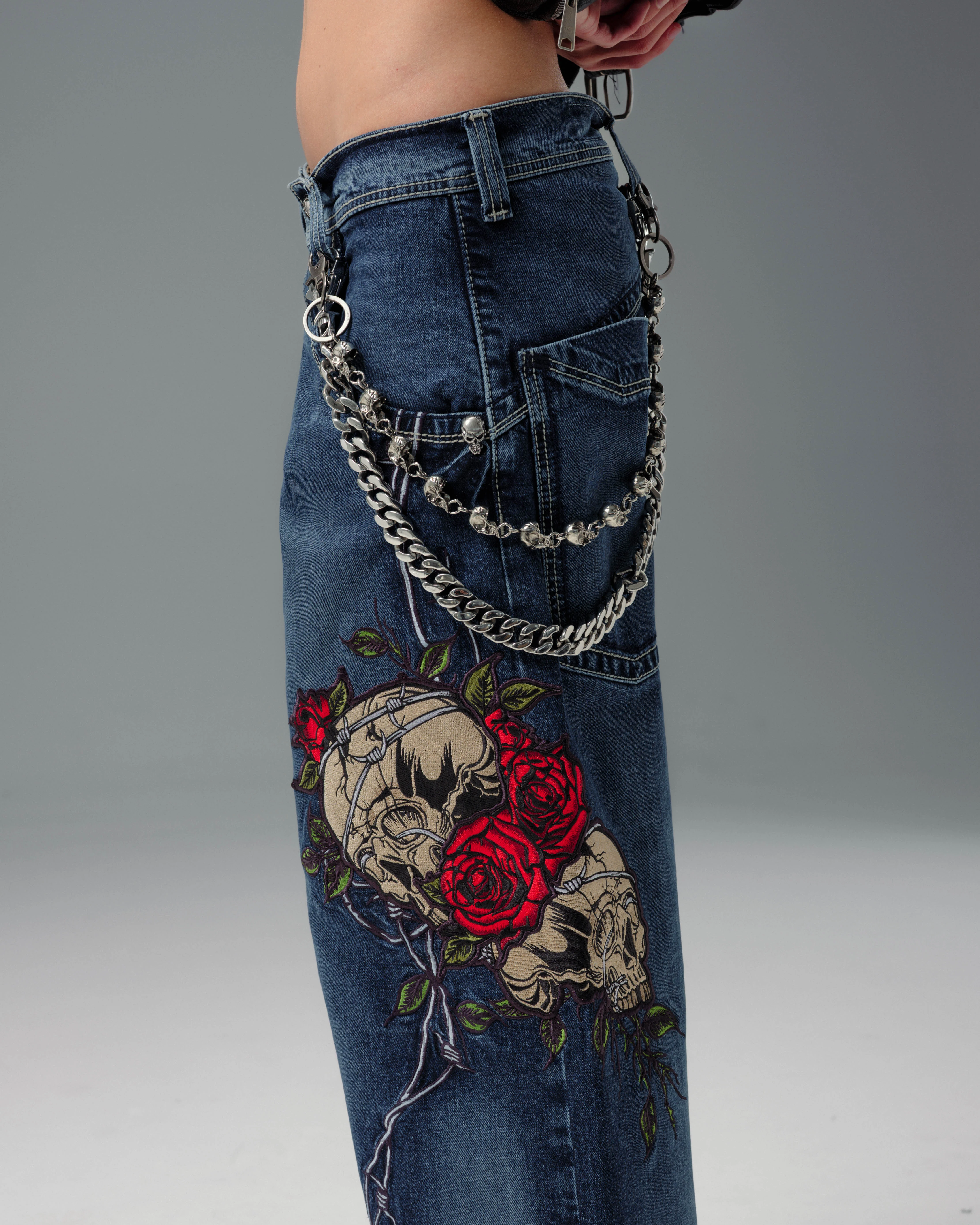 W Skull & Roses. 24". Hand-Sand Dark Stone. - Image 11